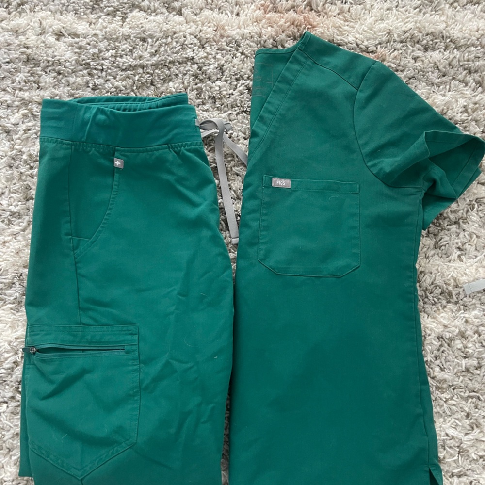 Figs Hunter Green Scrub Set- S top, M bottom
